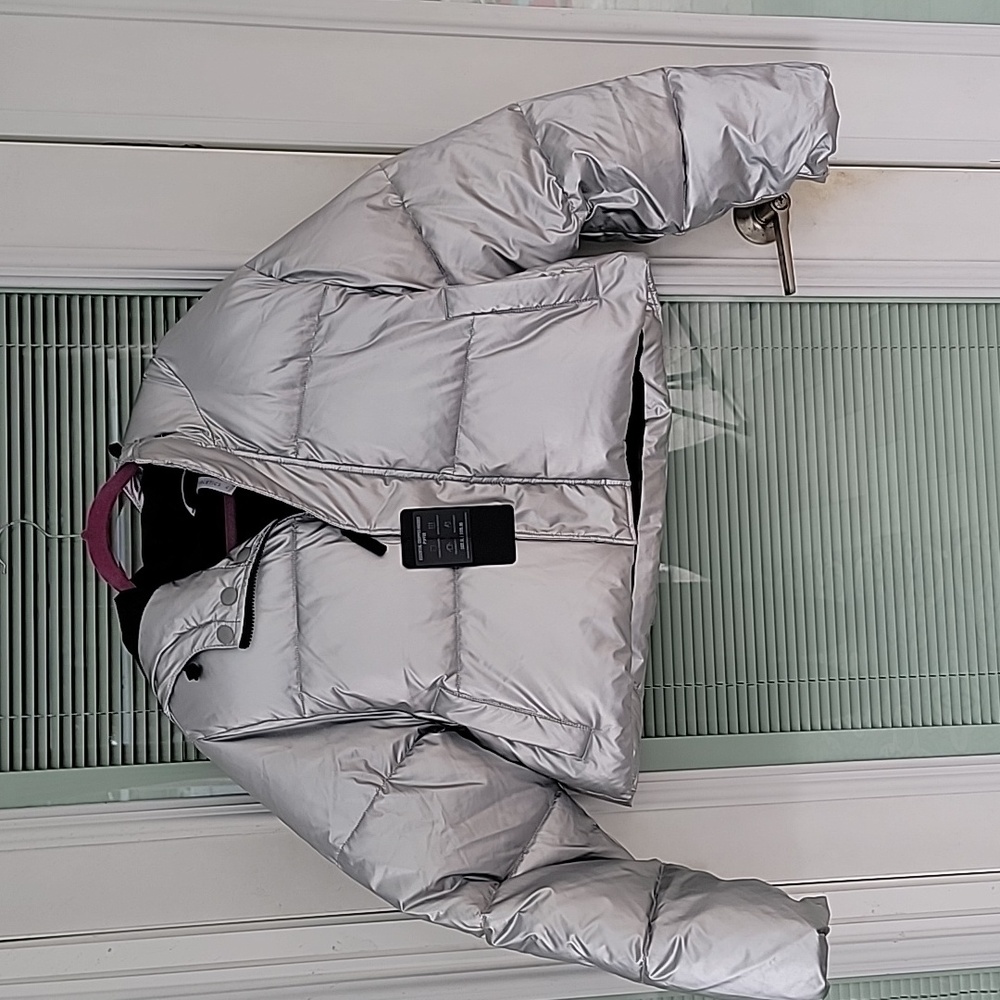 Fabletics Essential Cropped Hooded Puffer Jacket Sz XL Silver Shine View 4